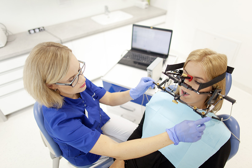 Ortodoncja a staw skroniowo-żuchwowy – jakie są zależności?